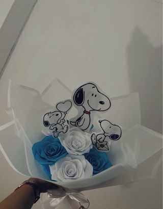 Preciosos ramos de rosas eternas con temática