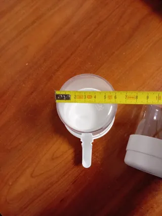 Bebedero para pájaros transparente