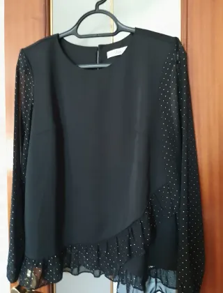 Blusa negra con detalles dorados Talla M