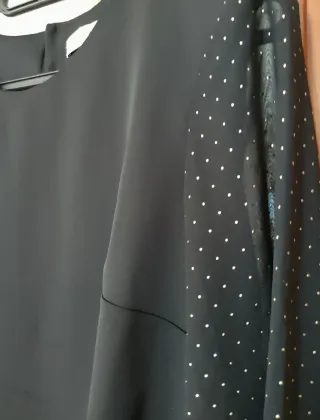 Blusa negra con detalles dorados Talla M