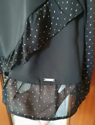 Blusa negra con detalles dorados Talla M