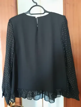 Blusa negra con detalles dorados Talla M