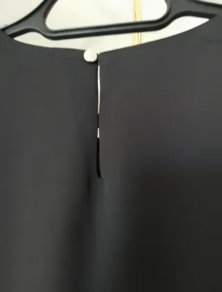 Blusa negra con detalles dorados Talla M