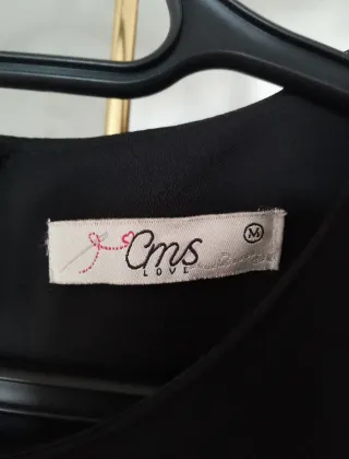 Blusa negra con detalles dorados Talla M