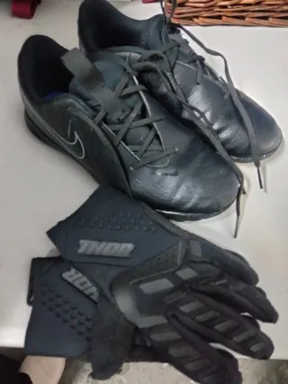 Zapatillas Nike multitaco y guantes de fútbol