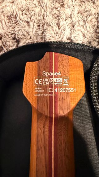 Bajo CORT SPACE 4 HEADLESS Star Dust Black