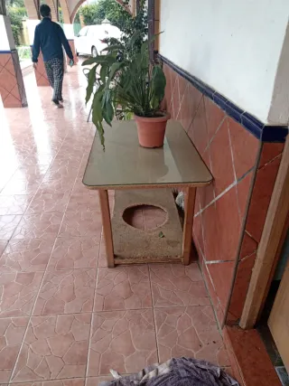 Mesa de madera con cristal