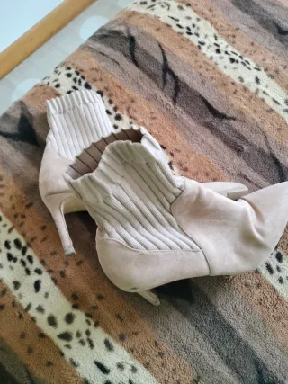 Botines ante beige con caña de punto