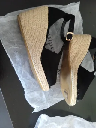 Sandalias cuña ante negro sólo usadas 2 veces