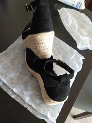 Sandalias cuña ante negro sólo usadas 2 veces