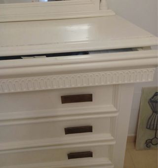 Cómoda de madera con espejo