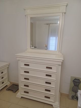 Cómoda de madera con espejo