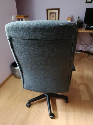 Sillón de oficina gris