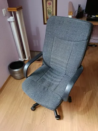Sillón de oficina gris
