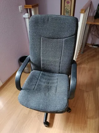 Sillón de oficina gris