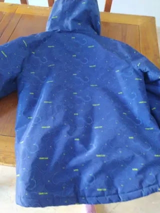 Chaqueta de esquí azul con estampado Talla 12-14.