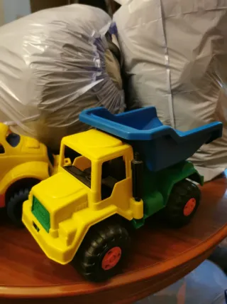 Camión con excavadora articulada de juguete