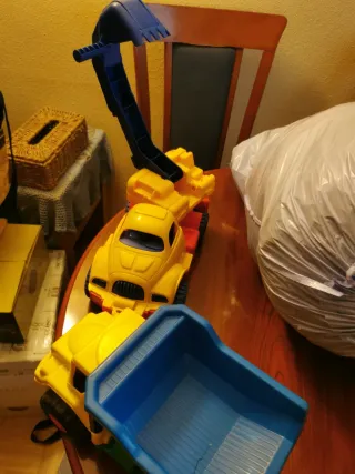 Camión con excavadora articulada de juguete