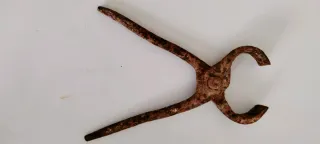 Tenaglia vintage arrugginita