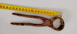 Tenaglia vintage arrugginita