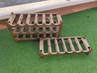 Botellero de plástico marrón