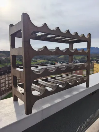 Botellero de plástico marrón