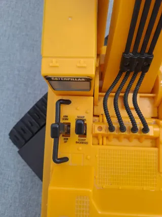 Excavadora de juguete CAT