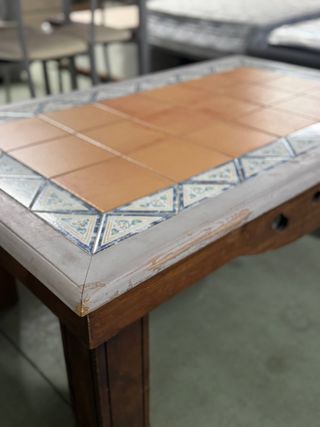 Mesa de centro rústica con azulejos