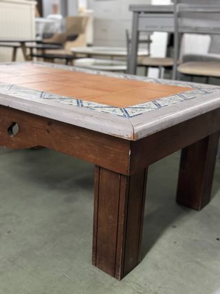 Mesa de centro rústica con azulejos