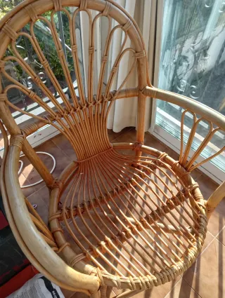 Conjunto de mimbre, mesa, sillas,sofà.