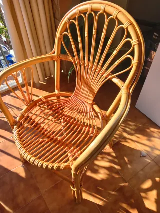 Conjunto de mimbre, mesa, sillas,sofà.