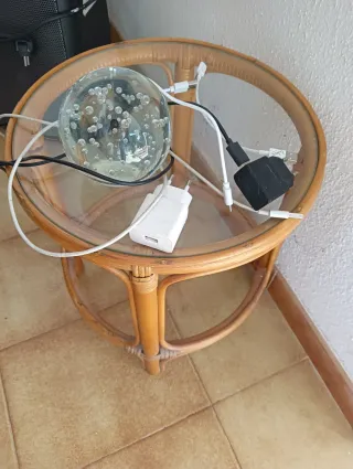 Conjunto de mimbre, mesa, sillas,sofà.