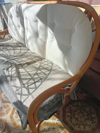 Conjunto de mimbre, mesa, sillas,sofà.