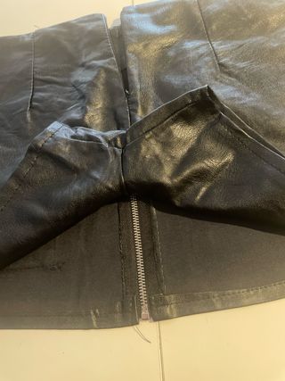 Lote 4 prendas piel: 3 faldas y 1 pantalón