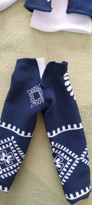 Conjunto Nancy Azul con Bordados Blancos