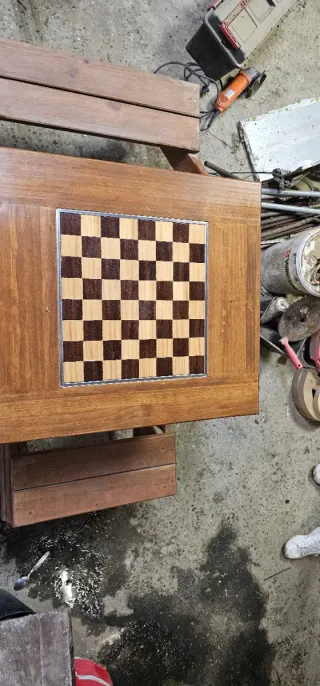 Mesa de pino rojo tratada para exterior