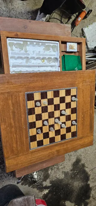 Mesa de pino rojo tratada para exterior