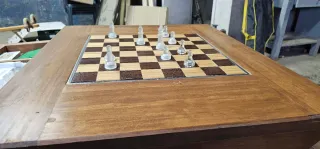 Mesa de pino rojo tratada para exterior