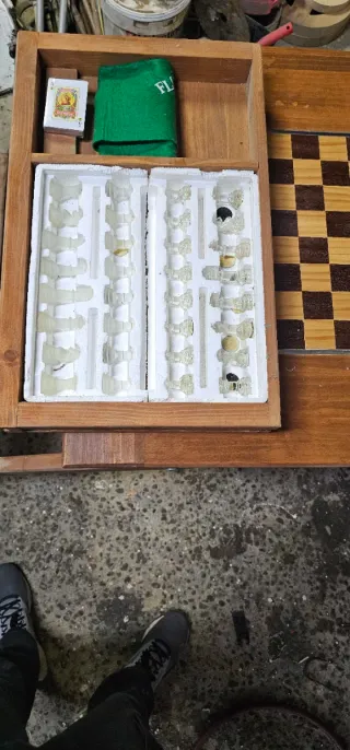 Mesa de pino rojo tratada para exterior