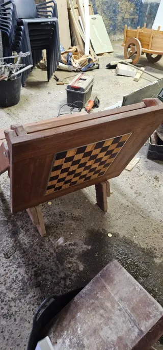 Mesa de pino rojo tratada para exterior