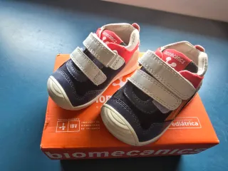 Zapatos Biomecanic nuevos. Talla 18.