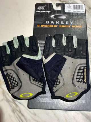 Guantes Oakley O Hydrolix de entrenamiento.