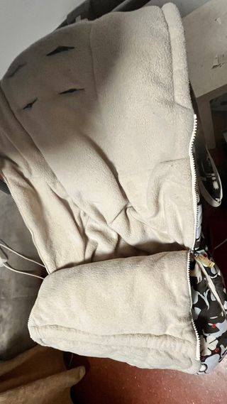 Carro de bebé con sombrilla y saco del mismo juego