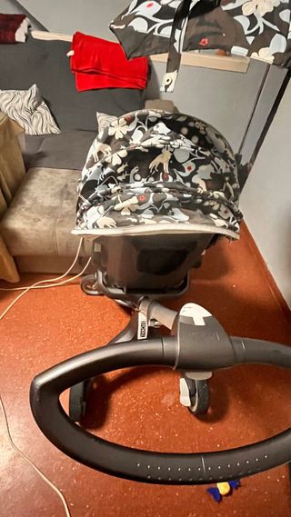 Carro de bebé con sombrilla y saco del mismo juego