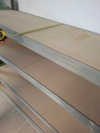 Estantería metálica y madera