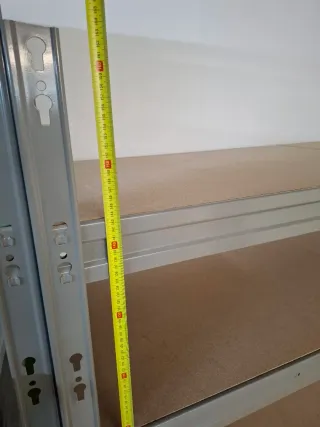 Estantería metálica y madera