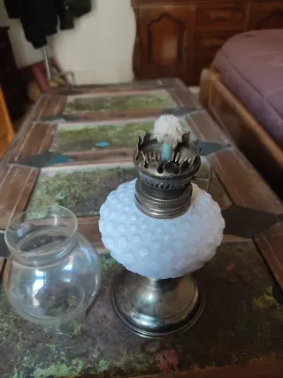 Antiguo quinqué cristal leche