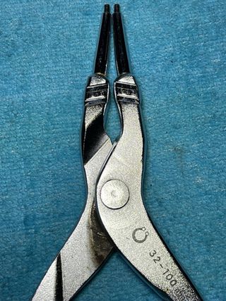 Alicates para extraer tóricas marca Facom 177 E.23