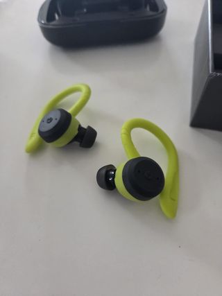 Auriculares Inalámbricos True Wireless Negros y Am