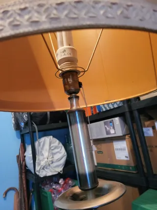 Lámpara de pie con pantalla beige